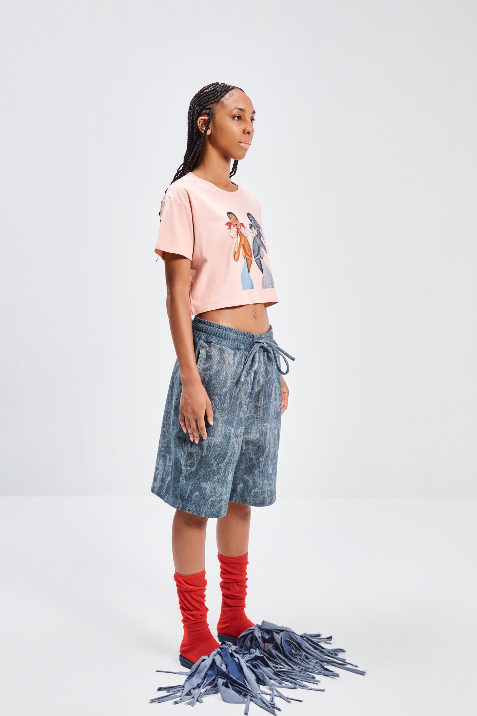 GIRL WITH THE GOLD EARRINGS CROPPED TEE